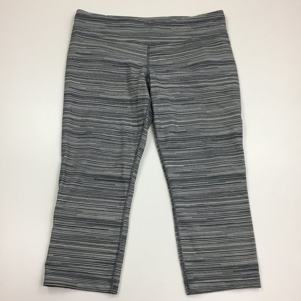 UNDER ARMOUR Pull On All Season Gear Gray White Fitted Cropped Leggings